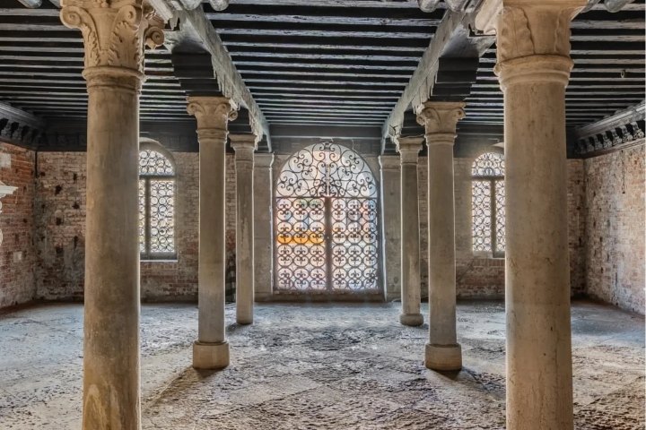 6. Entrada en el Ca’ Dario. Foto - @condenastproperty (Instagram)
