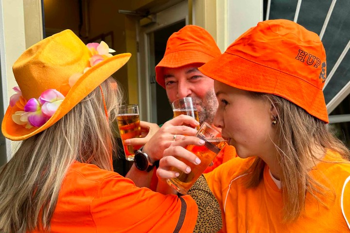 7. Amigos bebiendo durante el Koningsdag. Foto - Long John's Pub & Hotel in Amersfoort