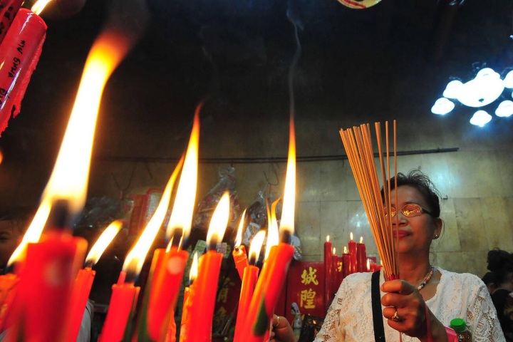 7. Mujer rezando durante el Festival de los Fantasmas Hambrientos. Foto - Alamy