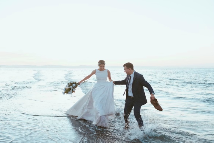 7. Recien casados en la playa. Foto - Asdrubal luna (Unsplash)