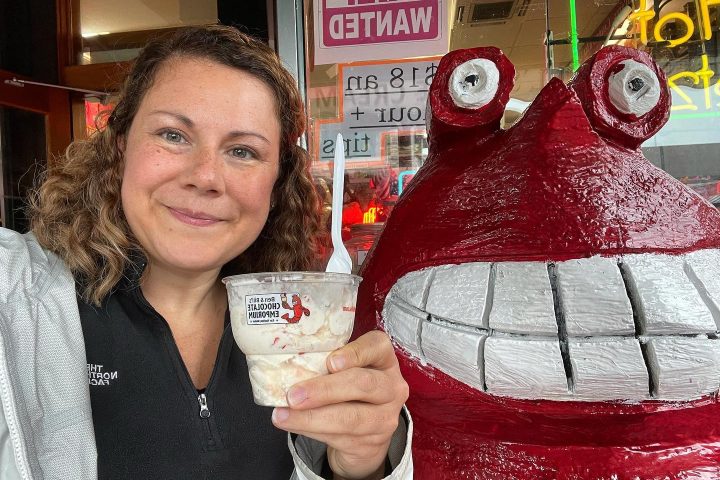 7. Visitante comiendo helado de Ben and Bill's en Bar Harbor. Foto - @lizmccary (Instagram)