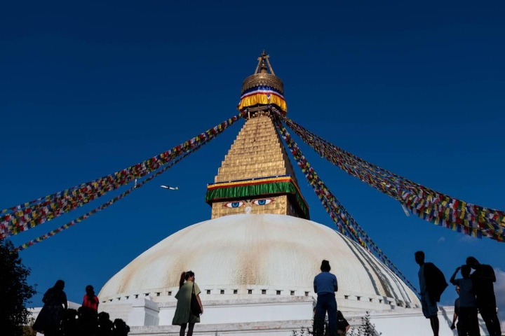 8. Visitantes en la Estupa de Boudhanath . Foto - Alamy 8. Visitantes en la Estupa de Boudhanath . Foto - Alamy