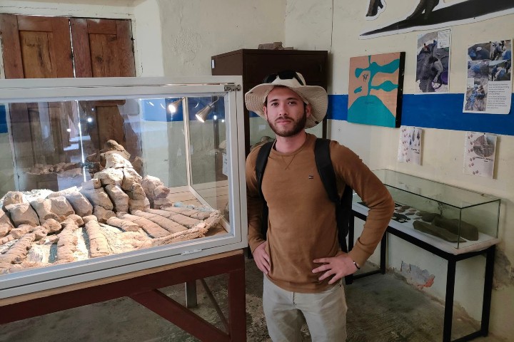 Visitante en el Laboratorio Paleontológico de General Cepeda. Foto - @bio_canciller (Instagram)