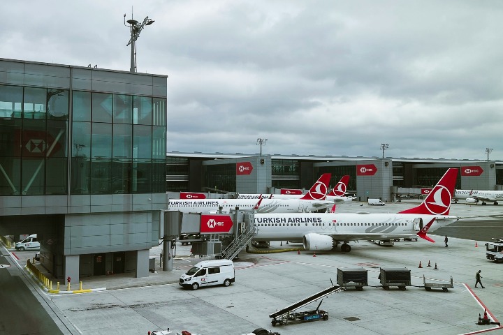1. Aviones de Turkish en el Aeropuerto es Estambul. Foto - Mehrnaz Taghavishavazi (Unsplash)