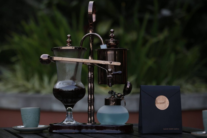 1. Cafetera de sifón con Café Marfil Negro. Foto - Black Ivory Coffee (Facebook)