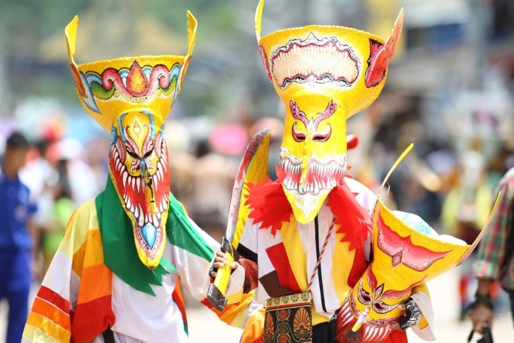 1. Personas disfrazadas con máscaras Phi Ta Khon. Foto - @thailandinsider (Instagram)