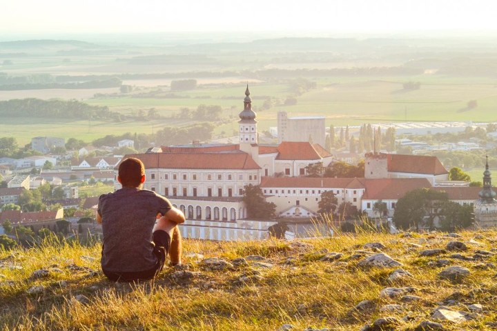 1. Viajero en Mikulov, Chequia. Foto - Visit Czechia (Facebook)