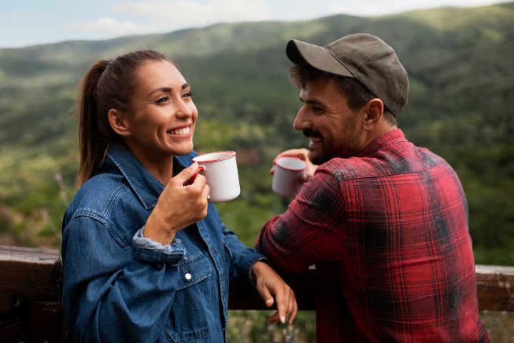 1. Viajeros tomando café. Foto - Freepik (Magnific)