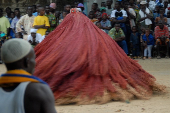 1. Zangbeto bailando. Foto - Hugo van Tilborg (Flickr)