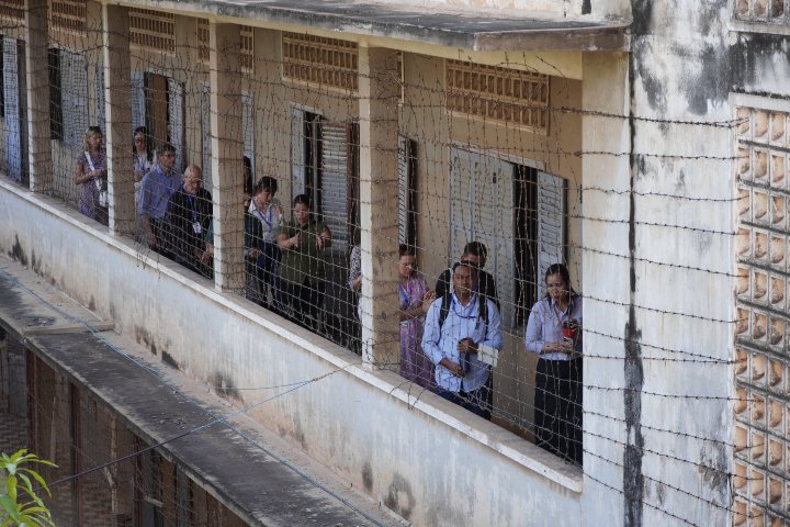 10. Visitantes en el Museo del Genocidio de Tuol Sleng. Foto - Tuol Sleng Genocide Museum (Facebook)