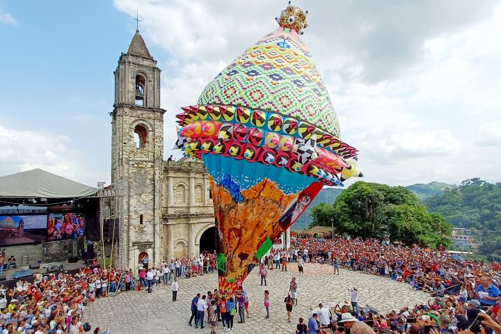 2. Artesanos elevando globo en Zozocolco. Foto - Hotel Villas Zozocolco (Facebook)