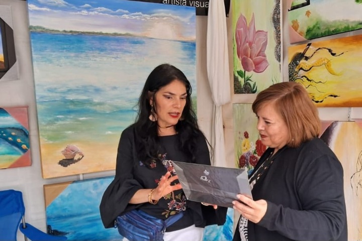 2. Artista con cliente en el Art Walk Rosarito. Foto - @artwalkrosarito (Instagram)