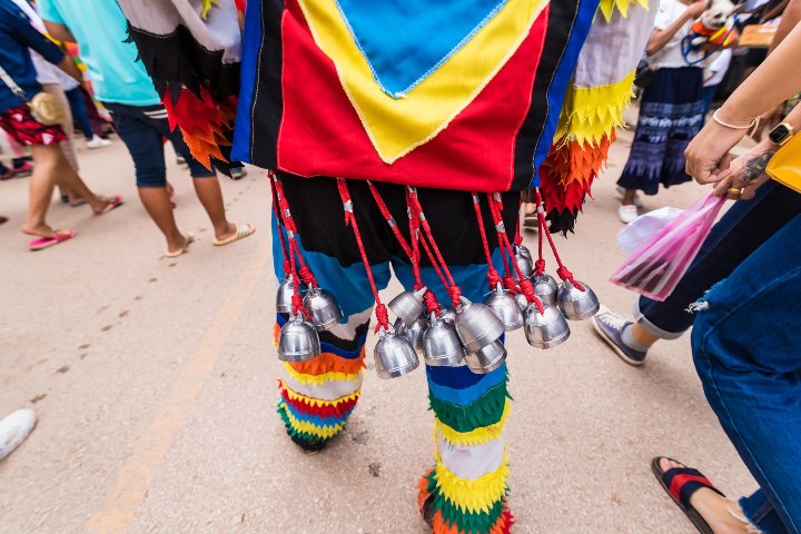 2. Campanas en traje de Phi Ta Khon. Foto - Autoridad de Turismo de Tailandia