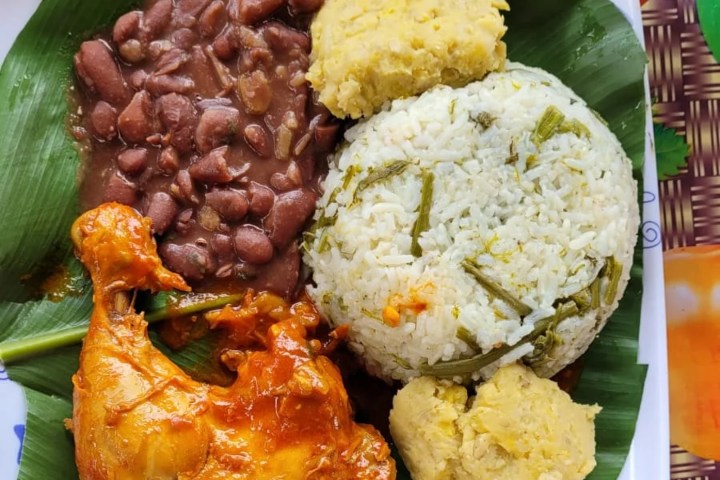 2. Comida servida en hojas de bijao en el Proyecto Ecoturístico Klosay. Foto - @klosay_panama (Instagram)