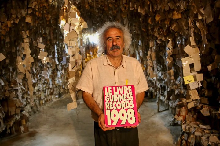2. Galip Körükçü con Libro Guinness de los Récords. Foto - Chez Galip