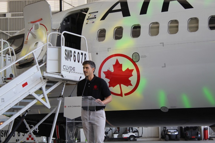 2. Günter Leudesdorf durante la presentación del Air Canada Rouge 737 MAX. Foto - Archivo Eme Media