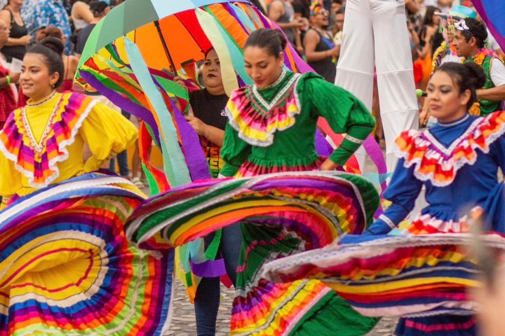 2. Trajes típicos mexicanos durante el Gran Desfile del Vallarta Pride.- Foto - Vallarta Pride (Facebook)