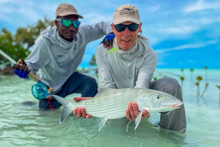 3. Hombres pescando macabí en Las Bahamas. Foto - Angler Adventures