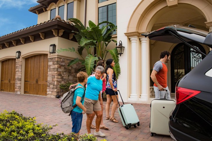 3. Familia llegando a casa vacacional de Kissimmee. Foto - Experience Kissimmee