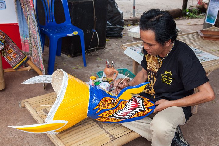 3. Hombre Pintando su máscara Phi Ta Kohn. Foto - remotelands