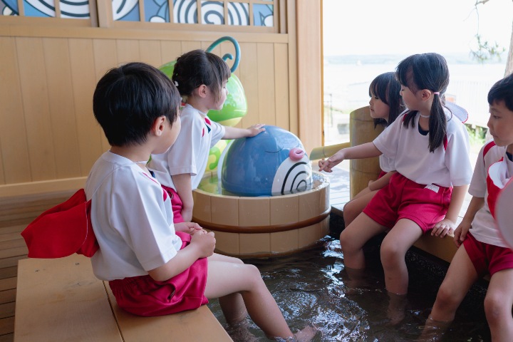 3. Niños en Wakura Pokémon Footbath. Foto - ポケモン・ウィズ・ユー財団 (Fundación Pokémon Contigo)