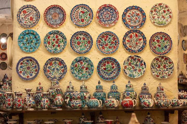 3. Platos y jarrones en la tienda de Chez Galip Pottery & Ceramics. Foto - @chez_galip (Instagram)