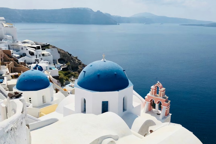 3. Vista de las cúpulas azules de Oia en Santorini. Foto. - Dan (Unsplash)