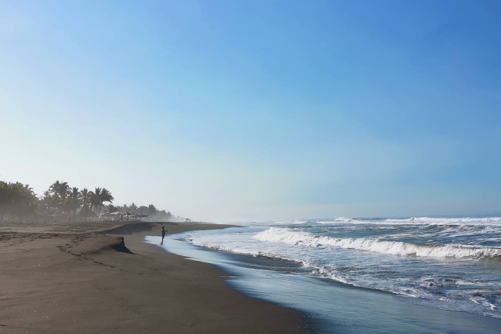 Playa de Cuyutlán. Foto - @atelierarenas (Instagram)