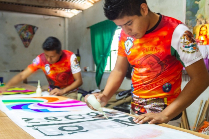 4. Elaboración de globo por parte del equipo Turma Zozocolco. Foto - Turma Zozocolco (Facebook)