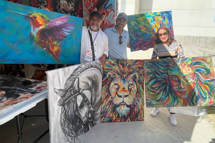 4. Cuadros en venta durante el Art Walk. Foto - @artwalkrosarito (Instagram)