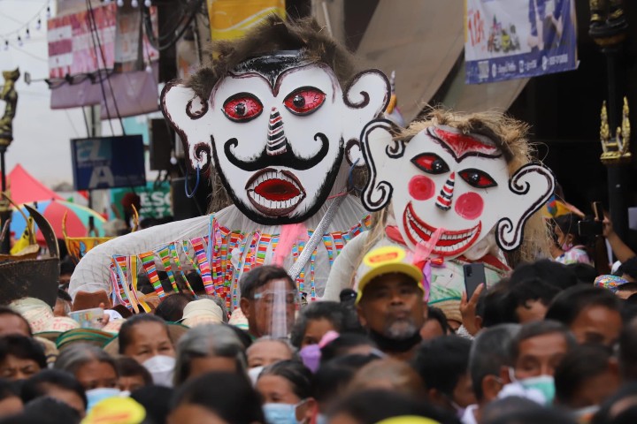 4. Phi Ta Khon Yai (máscaras grandes). Foto - Richard Barrow in Thailand (Facebook)