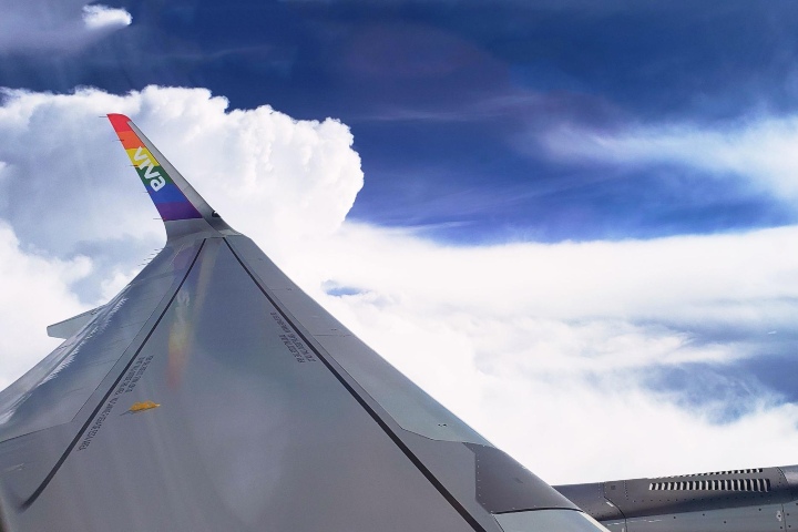 4. Sharklets de Viva revestido con la bandera LGBTQ+. Foto - A21