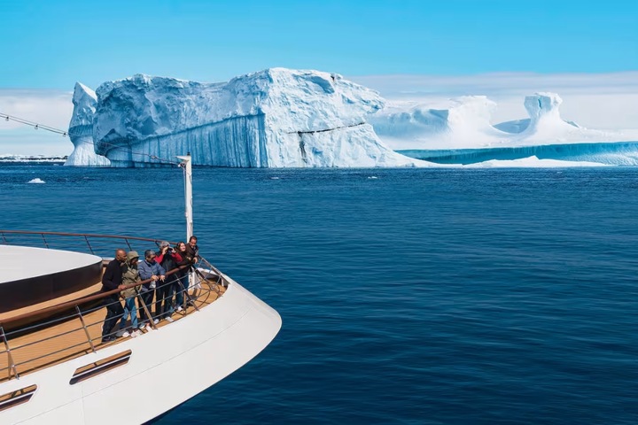 4. Tripulantes en el World Voyager. Foto - Quark Expeditions