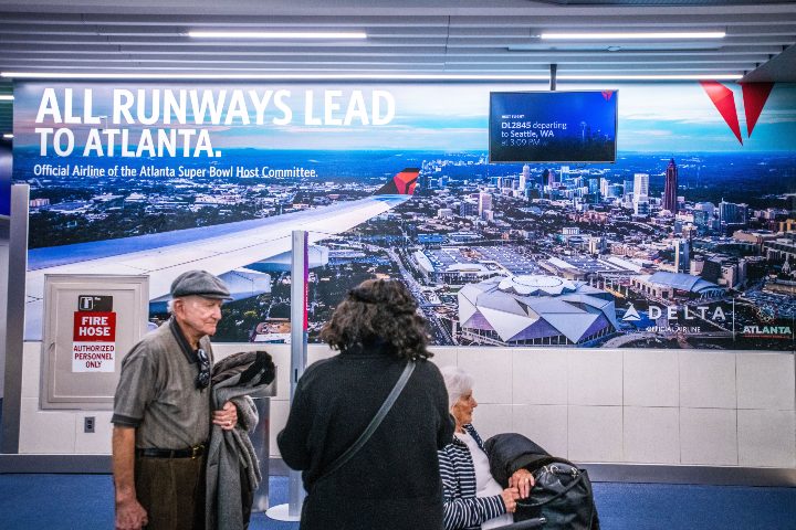4. Viajeros en el Aeropuerto Internacional Hartsfield-Jackson. Foto - Delta News Hub (Flickr)