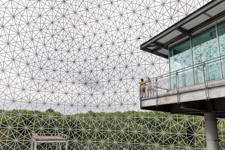 4. Visitantes en la Biosfera de Montreal. Foto - Quoi faire en famille