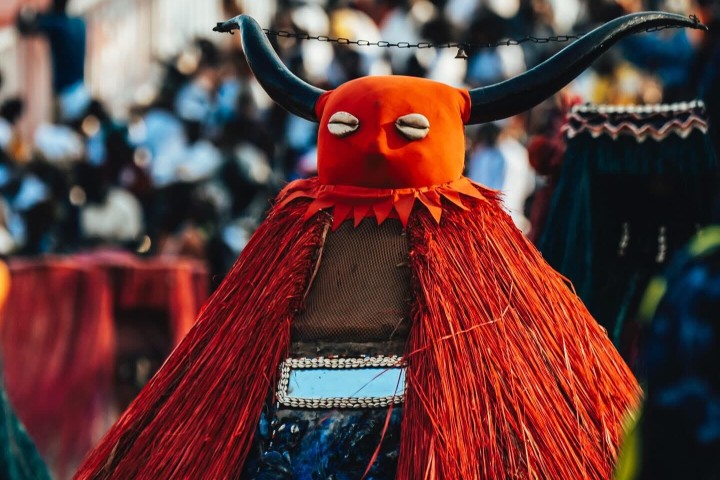 4. Zangbeto con máscara. Foto - Savalou Bénin (Facebook)