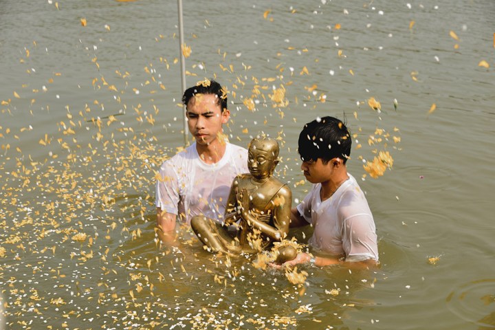 5. Ceremonia del ritual del río sagrado para invocar a Phra Upakut. Foto - Campus _ Campus Star