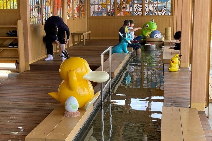 5. Visitantes en el Wakura Pokémon Footbath. Foto - notodesign (ameblo)