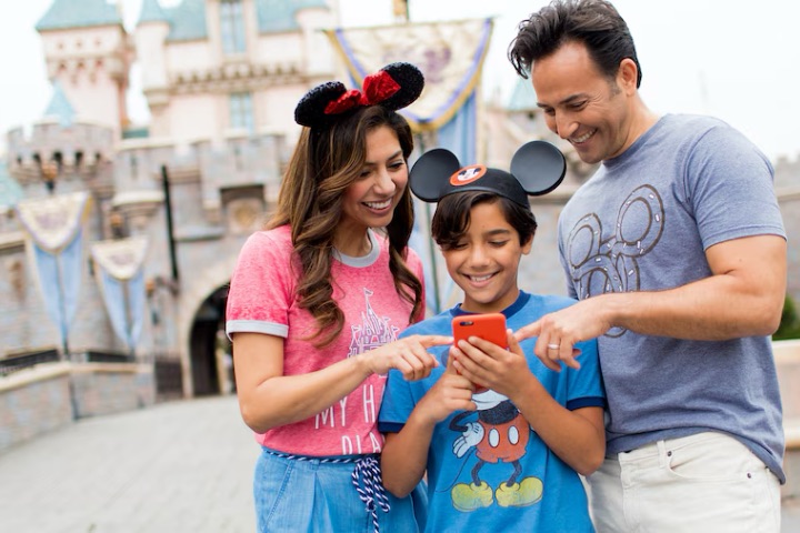 6. Familia en Disneyland Resort. Foto - MickeyBlog