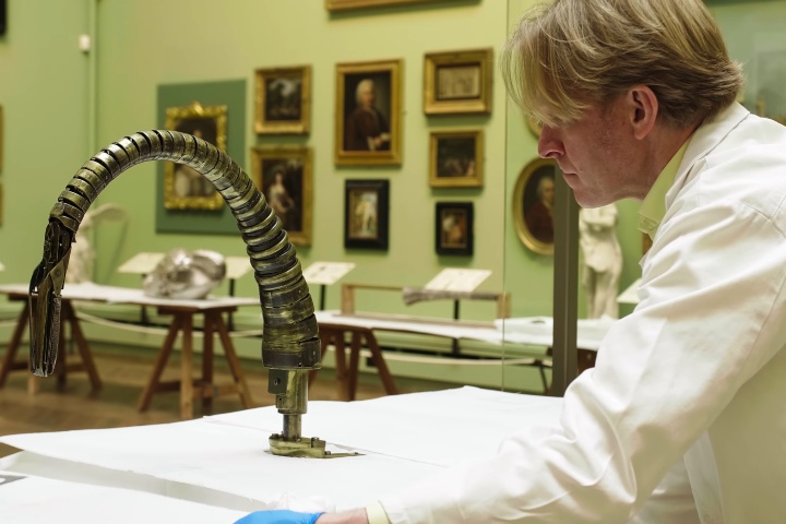 6. Mantenimiento del Cisne de Plata. Foto - El Museo Bowes (YouTube)