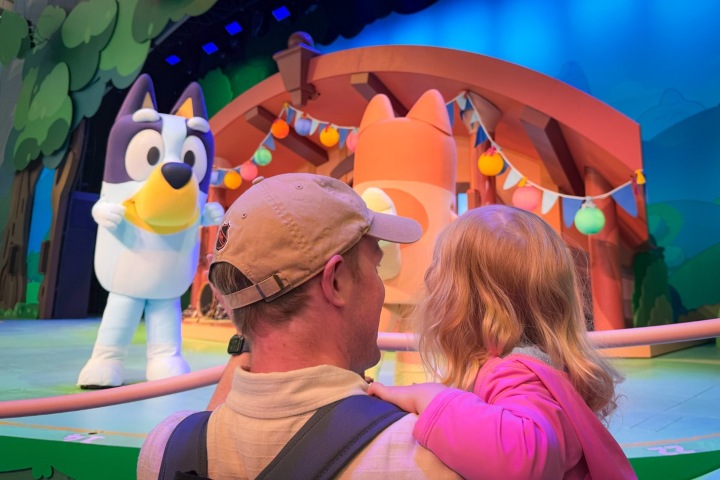 6. Viajeros en show de Bluey. Foto - Disney Tourist Blog