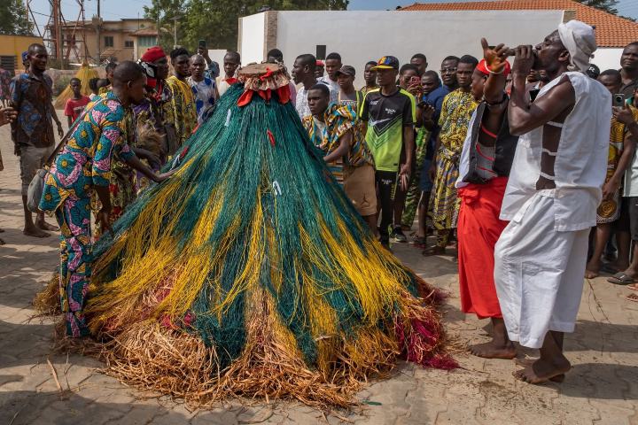 6. Zangbeto con acompañamiento. Foto - Savalou Bénin (Facebook)