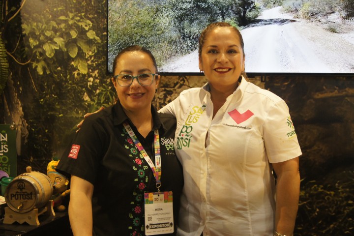 (De izquierda a derecha) Rosa María Gutiérrez Salgado y Yolanda Josefina Cepeda Echavarría. Foto - Gus Espinosa