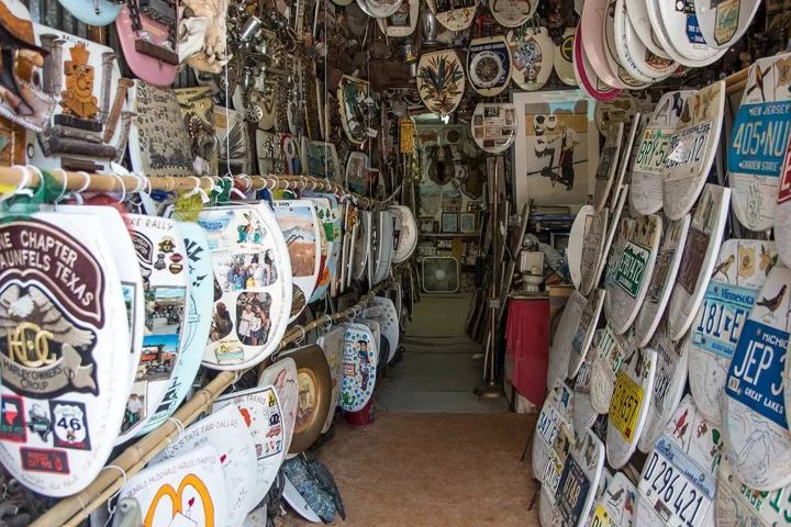 7. Antiguo Barney Smith's Toilet Seat Art Museum. Foto - Truck Yard