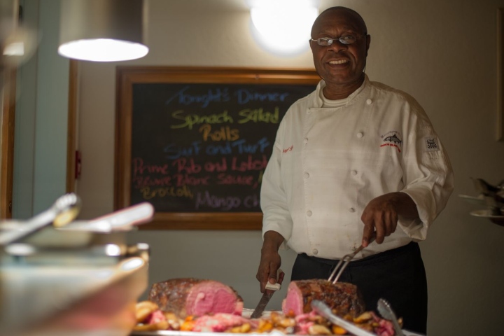 7. Chef Ikye de Mangrove Cay Club. Foto - Mangrove Cay Club