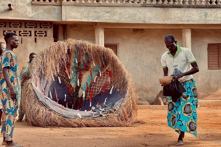 7. Interior vacío de zangbeto. Foto - Savalou Bénin (Facebook)
