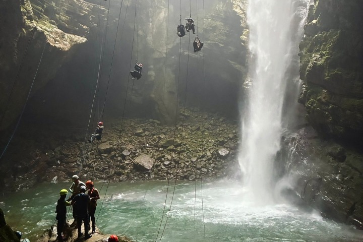 7. Viajeros descendiendo por el Sótano del Popócatl. Foto - @montanismosur (Instagram)