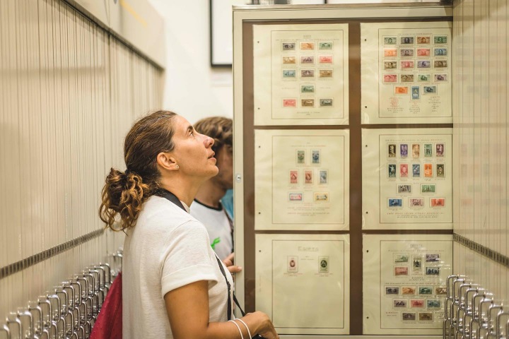 7. Visitantes en la Bóveda Filatélica. Foto - @museomufi (Instagram)