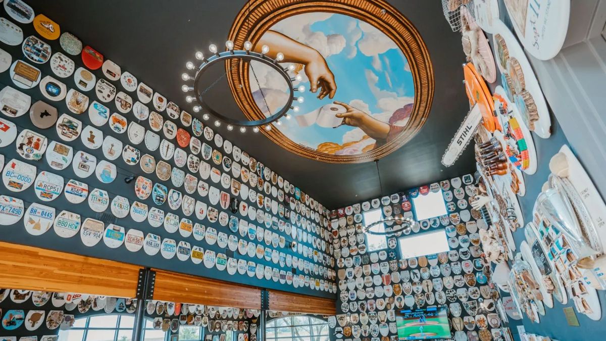 BARNEY SMITH'S TOILET SEAT ART MUSEUM. Foto - Truck Yard