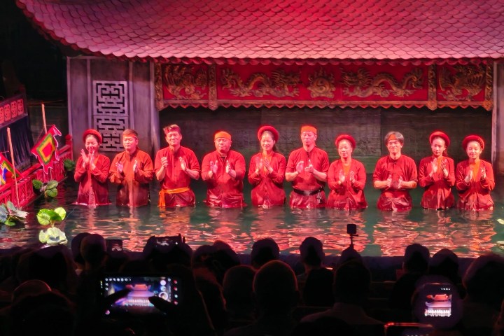 EXTRA. Titiriteros después de show de títeres acuáticos. Foto - Aado Lintrop (Facebook)